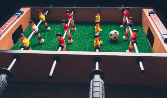 Tischkicker als Geschenk für Kinder: Spiel, Spaß und Förderung in Einem